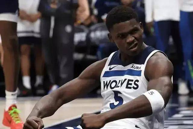 利拉德35+11雄鹿力克快船 鹈鹕轻取老鹰4连胜